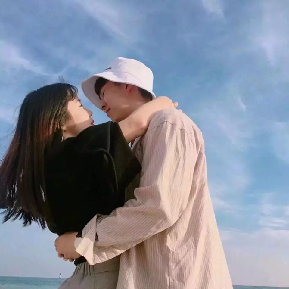自然美景中的浪漫情侶頭像之旅，最新帥氣情侶頭像精選