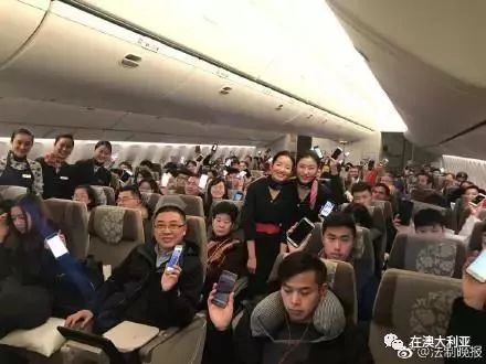 藍航空姐王靜新篇章，翱翔天際的溫暖使者，展現(xiàn)職業(yè)風采與愛心傳遞