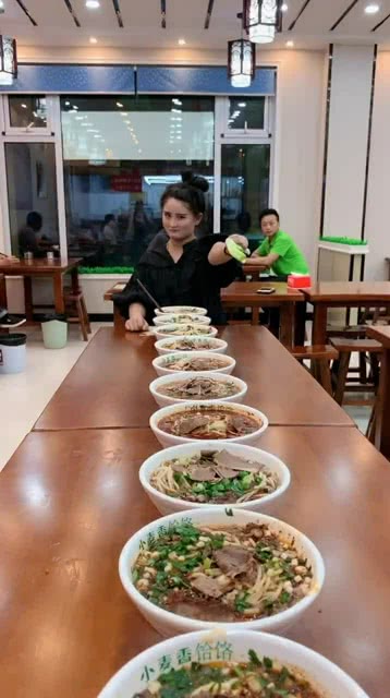 智能面食競技盛宴，全新科技引領吃面條比賽風潮！