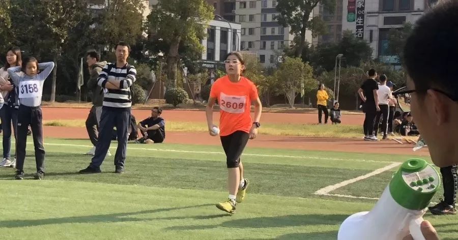 小蝸牛的田徑夢，綠意盎然賽場上的奇遇之旅