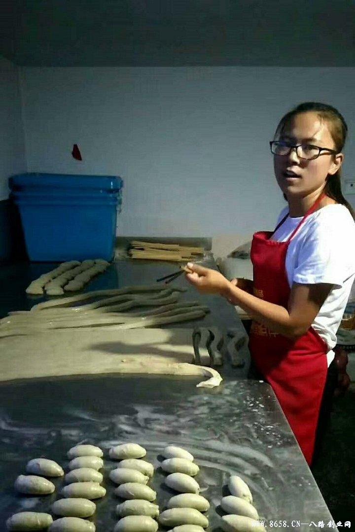 革新烘焙工藝，引領(lǐng)行業(yè)新潮流，最新烤面筋機(jī)亮相！
