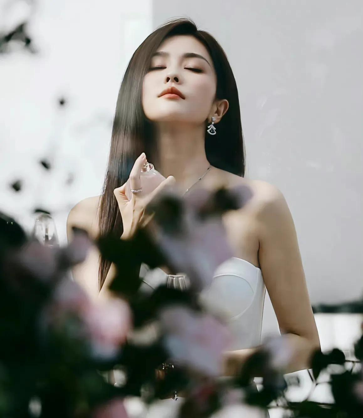 劉雯最新壁紙，時尚魅力的完美展現(xiàn)
